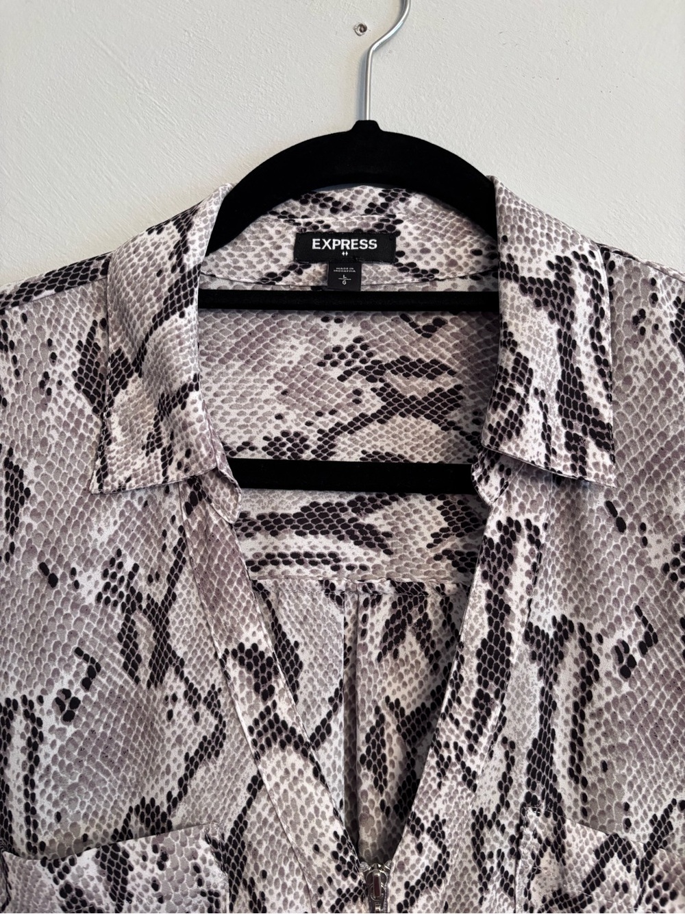Express Snake-Print Short Sleeve Blouse - Picture 4 of 7